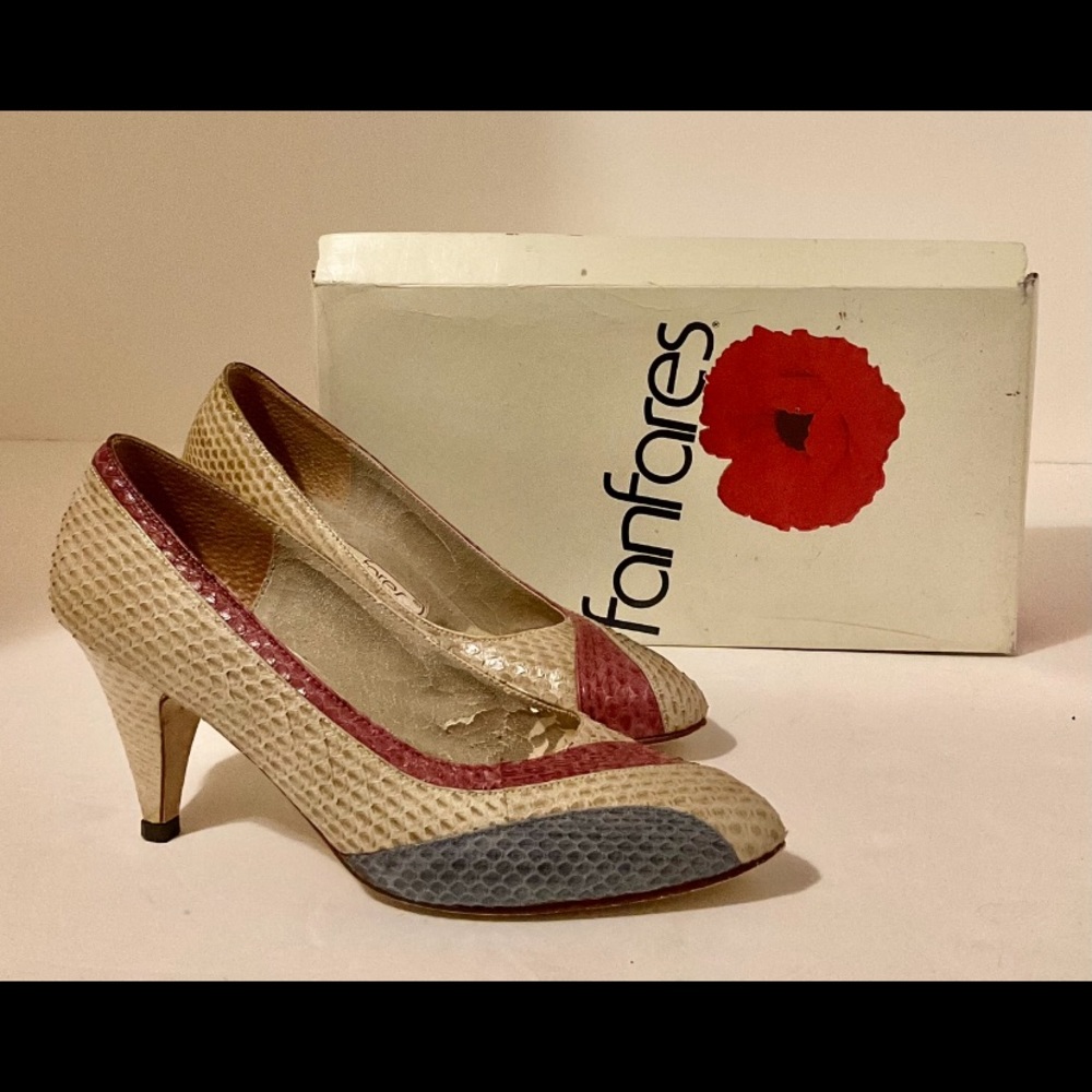 Fanfares stylish tan,blue, red heels size 6.